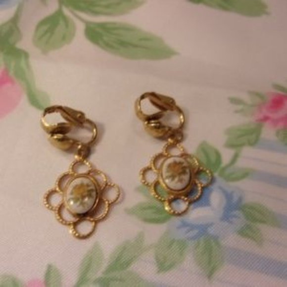 "Dainty Rose Filigree Gold Tone Clip Earrings " - Picture 3 of 6